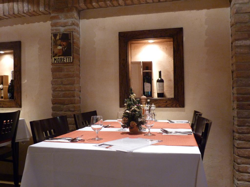 Pensione Ristorante Moretti Нітра Екстер'єр фото