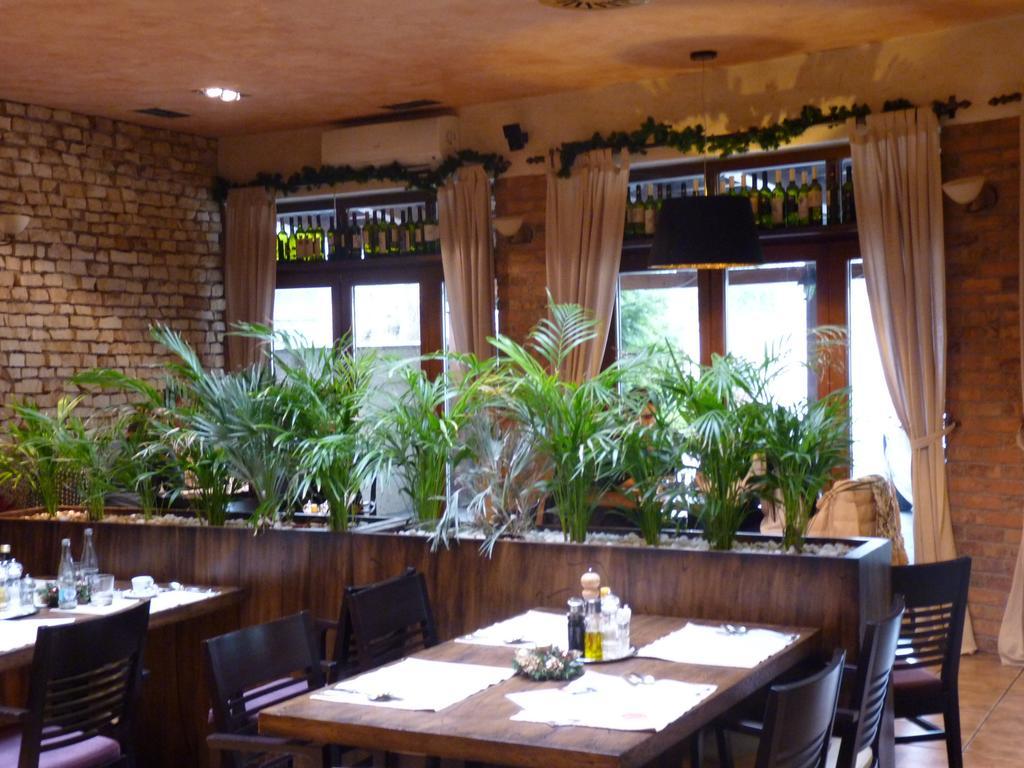 Pensione Ristorante Moretti Нітра Екстер'єр фото