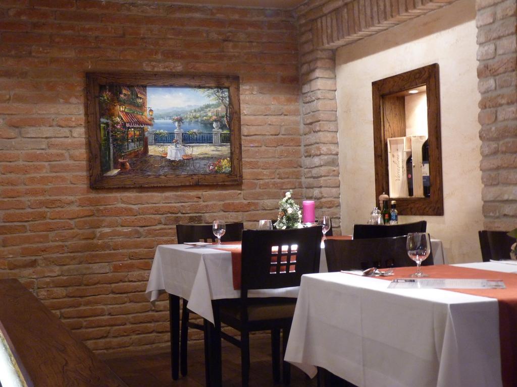 Pensione Ristorante Moretti Нітра Екстер'єр фото
